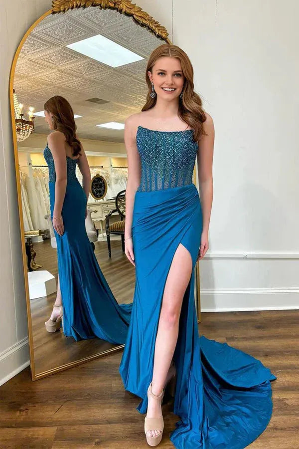 Vestido Weitese con escote redondo, corte sirena, azul, abertura lateral y cuentas.